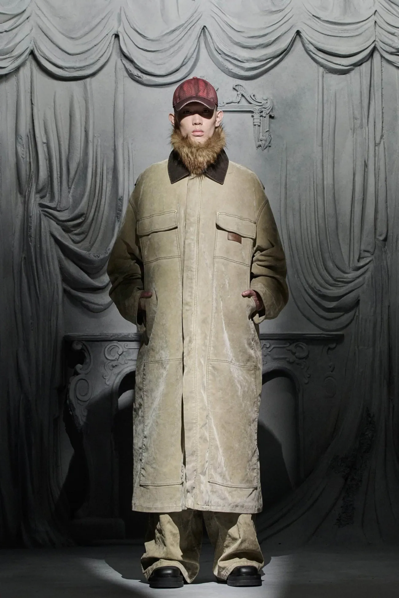 La collection Croisière 2025 d’Alexander Wang donne vie à la mode de l'ère numérique