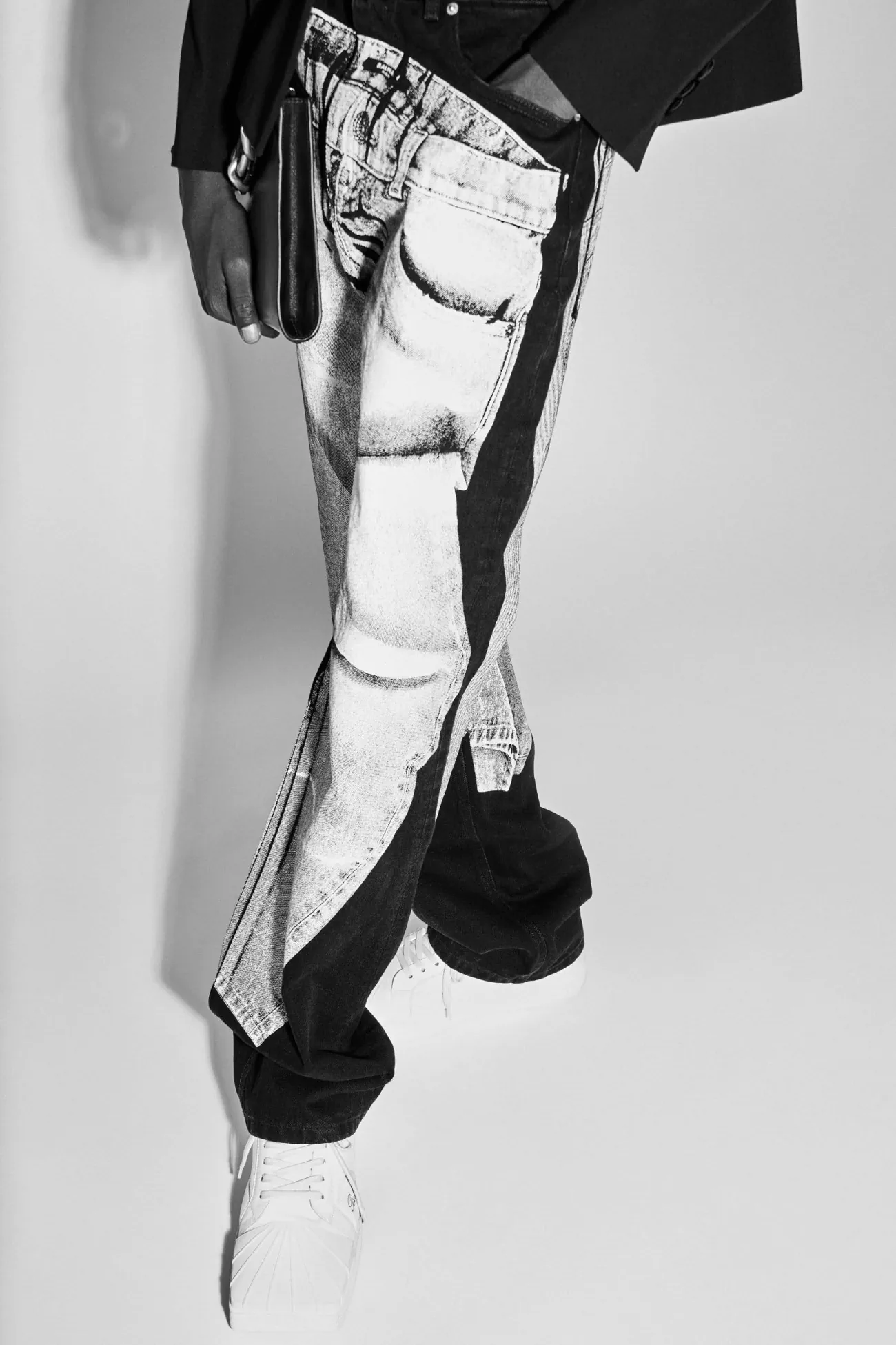 La collection Croisière 2025 de Balmain met en valeur l'héritage manuscrit d'Olivier Rousteing