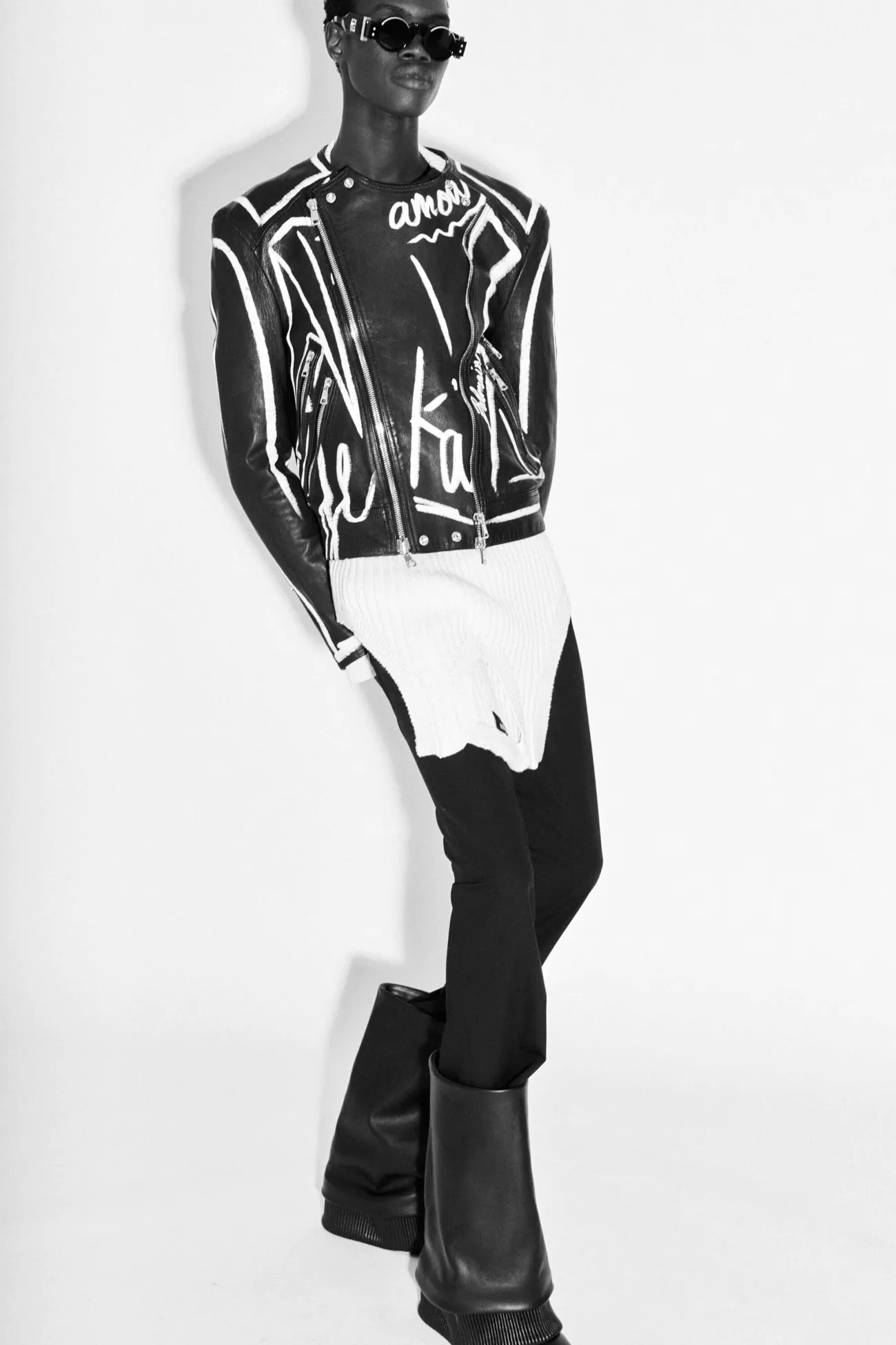 La collection Croisière 2025 de Balmain met en valeur l'héritage manuscrit d'Olivier Rousteing