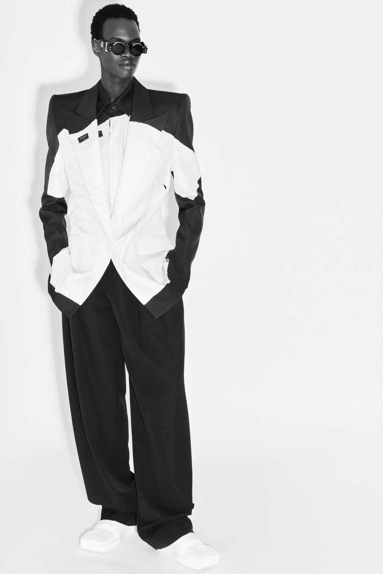 La collection Croisière 2025 de Balmain met en valeur l'héritage manuscrit d'Olivier Rousteing