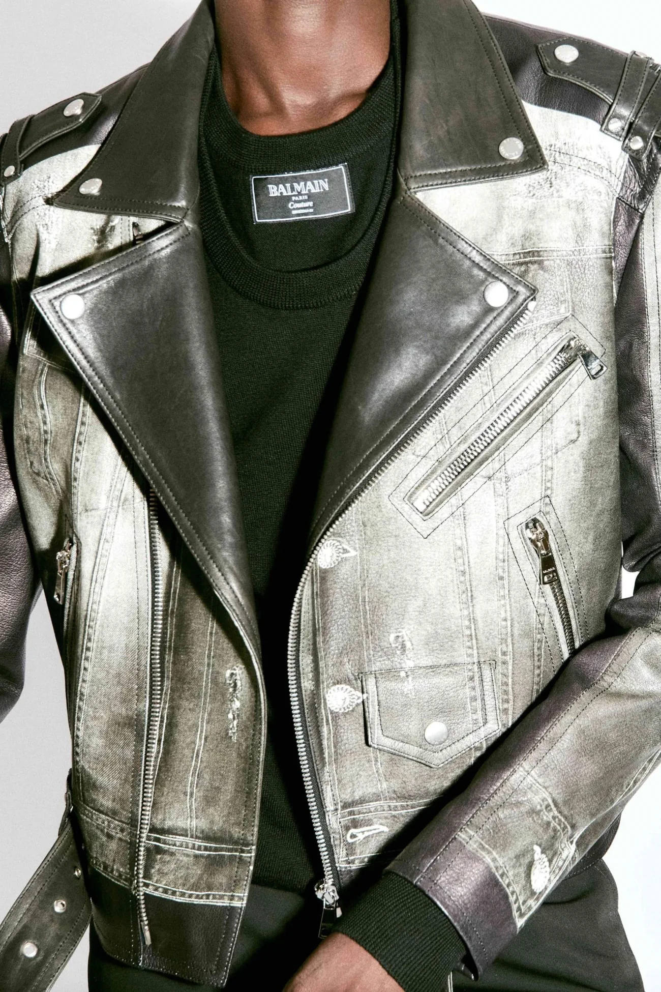 La collection Croisière 2025 de Balmain met en valeur l'héritage manuscrit d'Olivier Rousteing