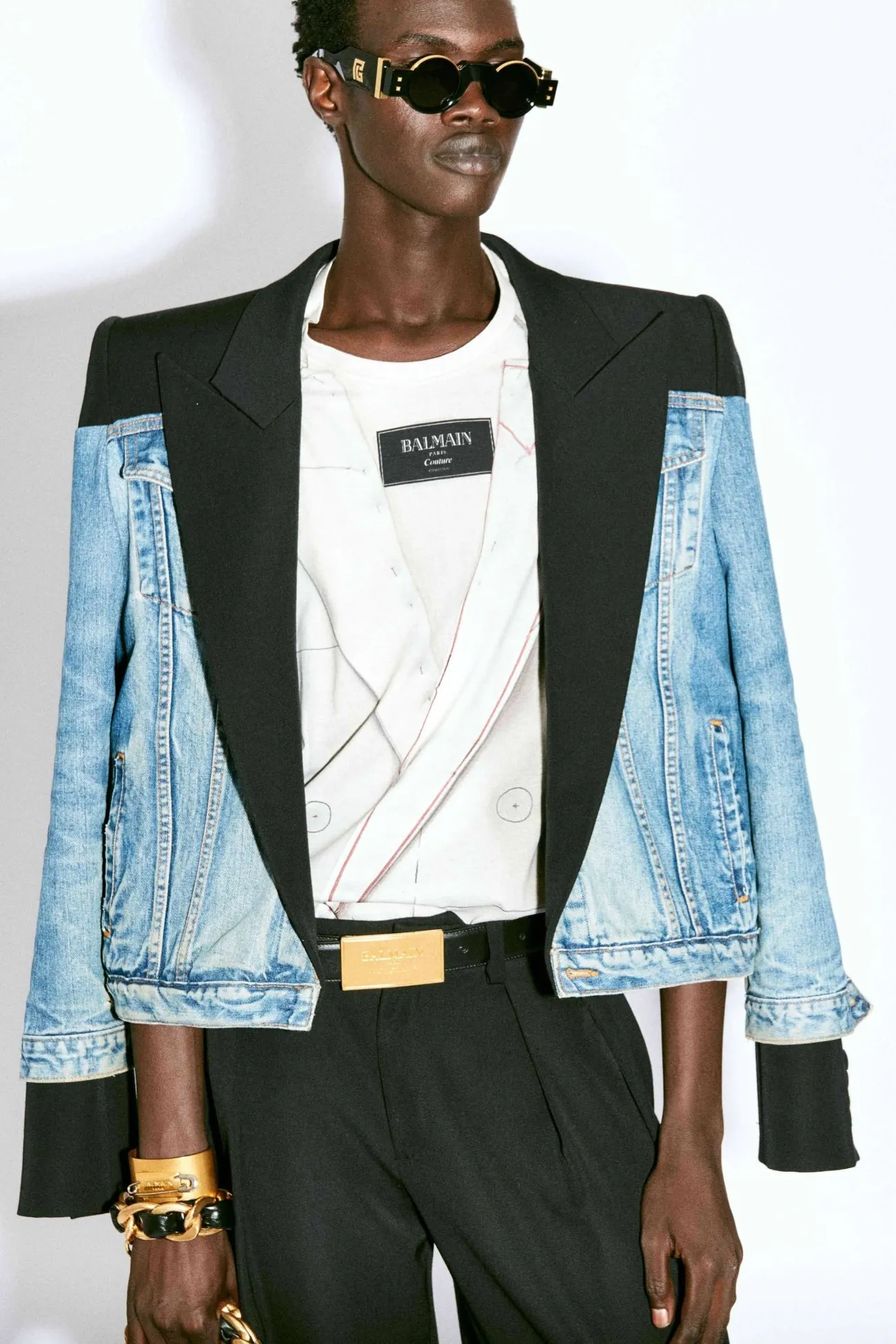 La collection Croisière 2025 de Balmain met en valeur l'héritage manuscrit d'Olivier Rousteing