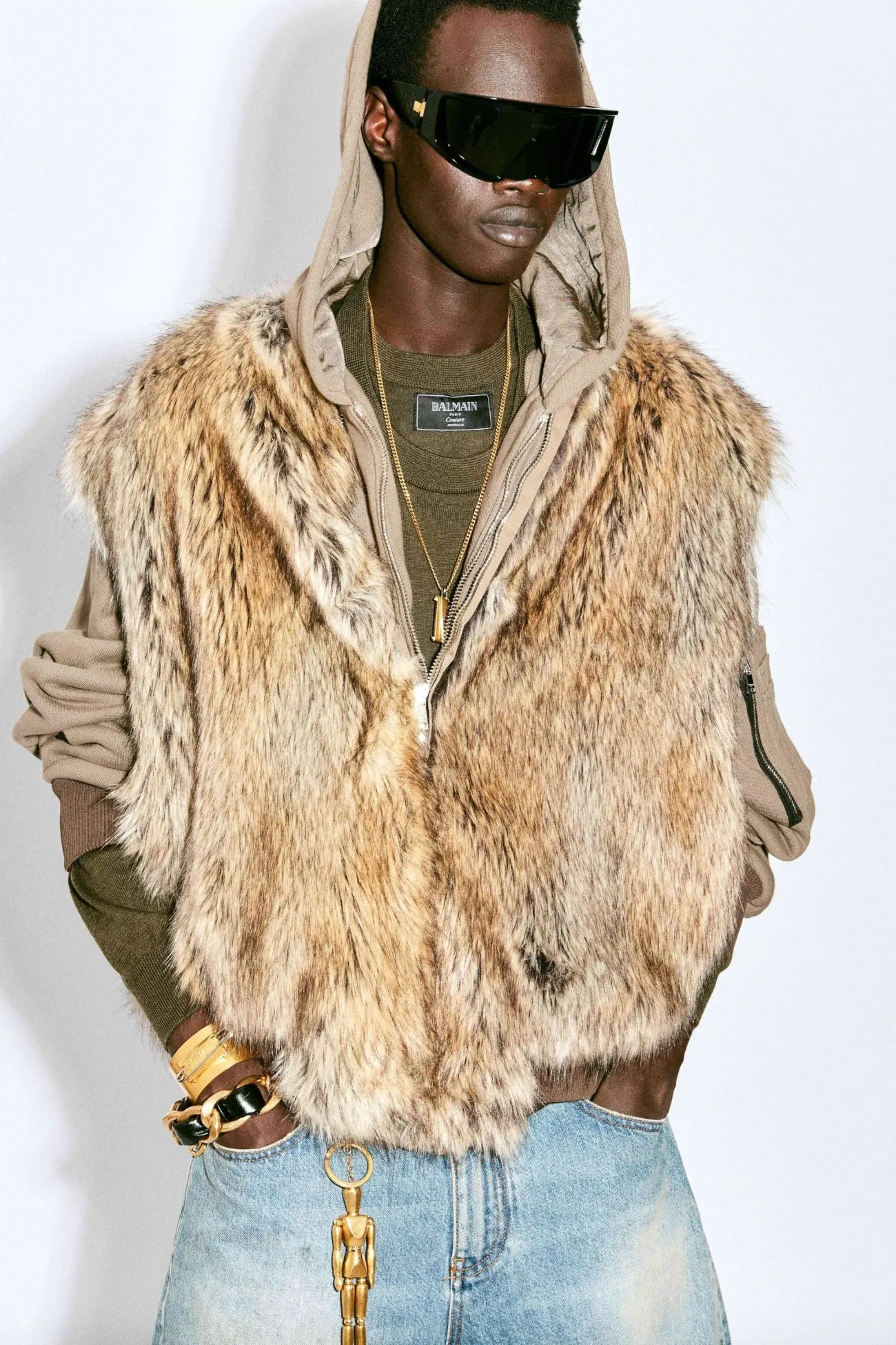 La collection Croisière 2025 de Balmain met en valeur l'héritage manuscrit d'Olivier Rousteing