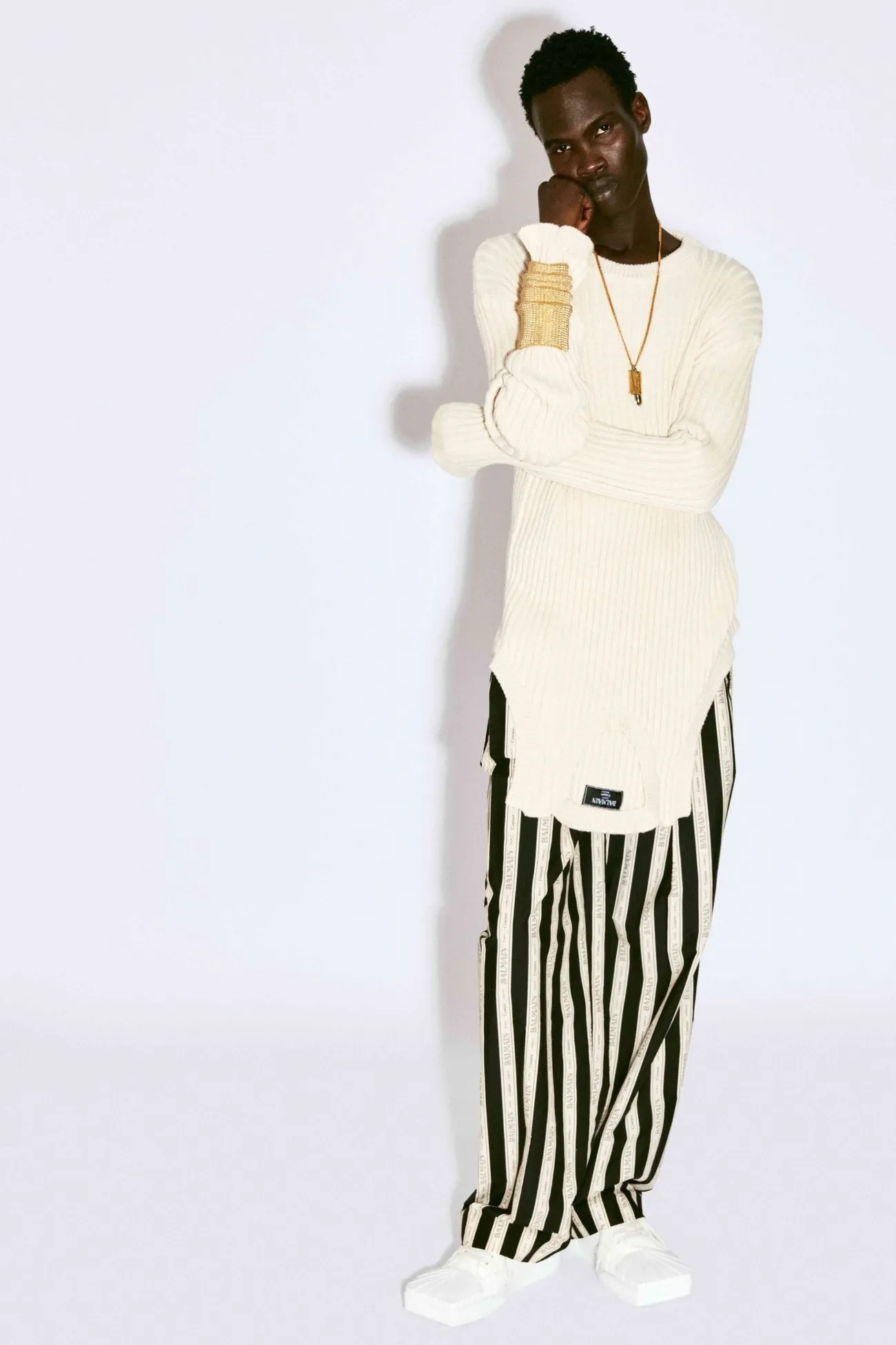 La collection Croisière 2025 de Balmain met en valeur l'héritage manuscrit d'Olivier Rousteing