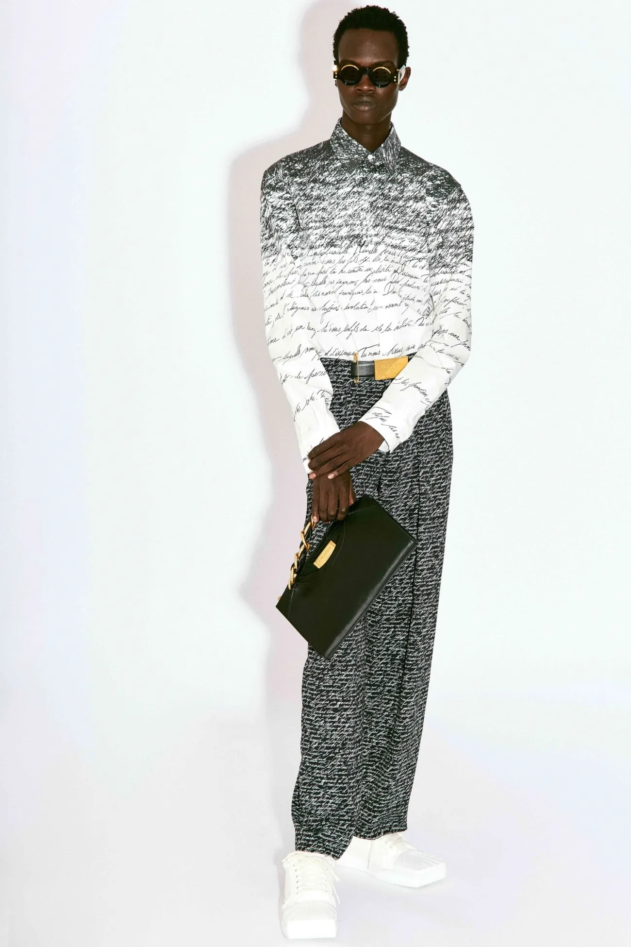 La collection Croisière 2025 de Balmain met en valeur l'héritage manuscrit d'Olivier Rousteing