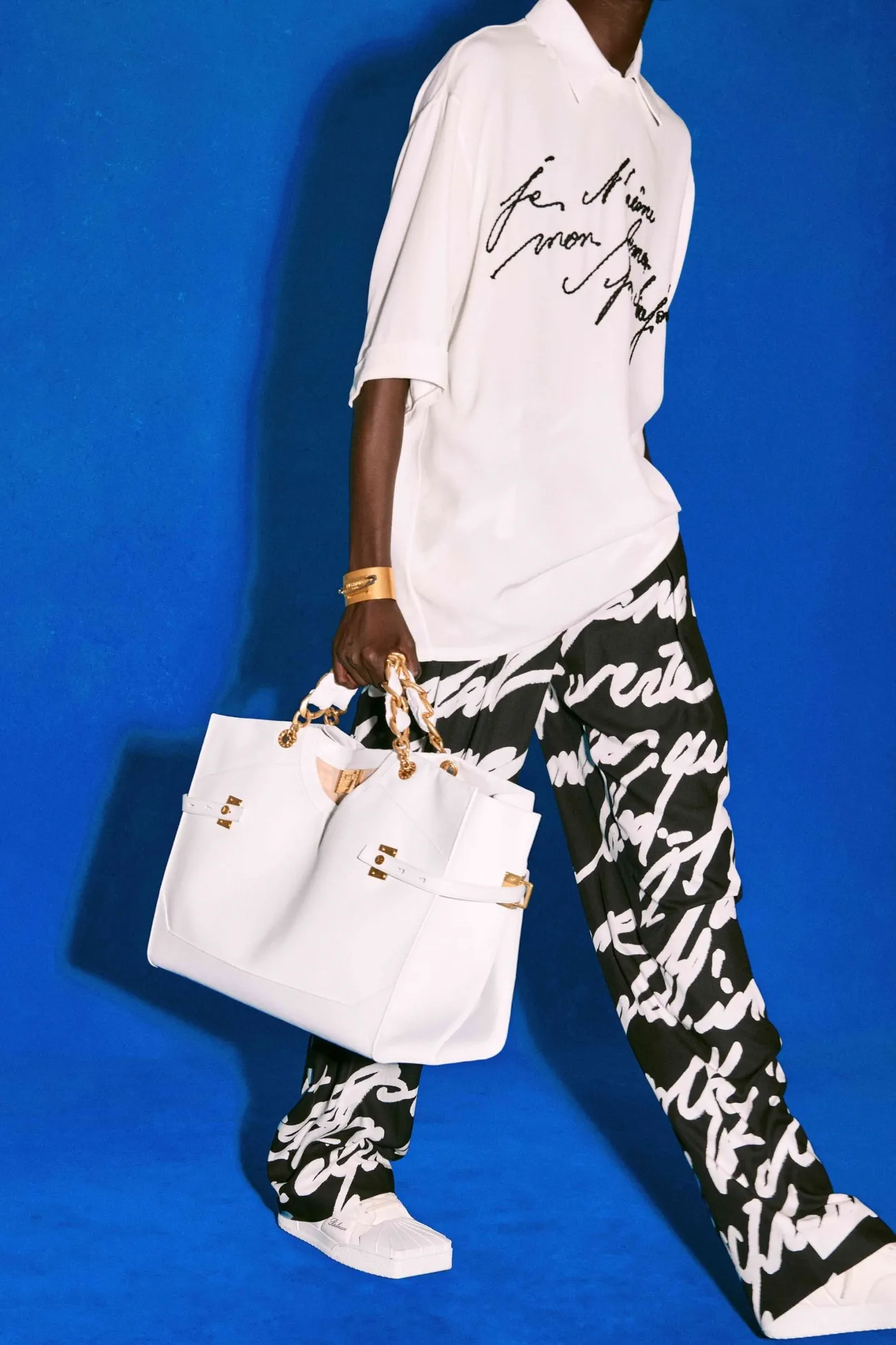 La collection Croisière 2025 de Balmain met en valeur l'héritage manuscrit d'Olivier Rousteing