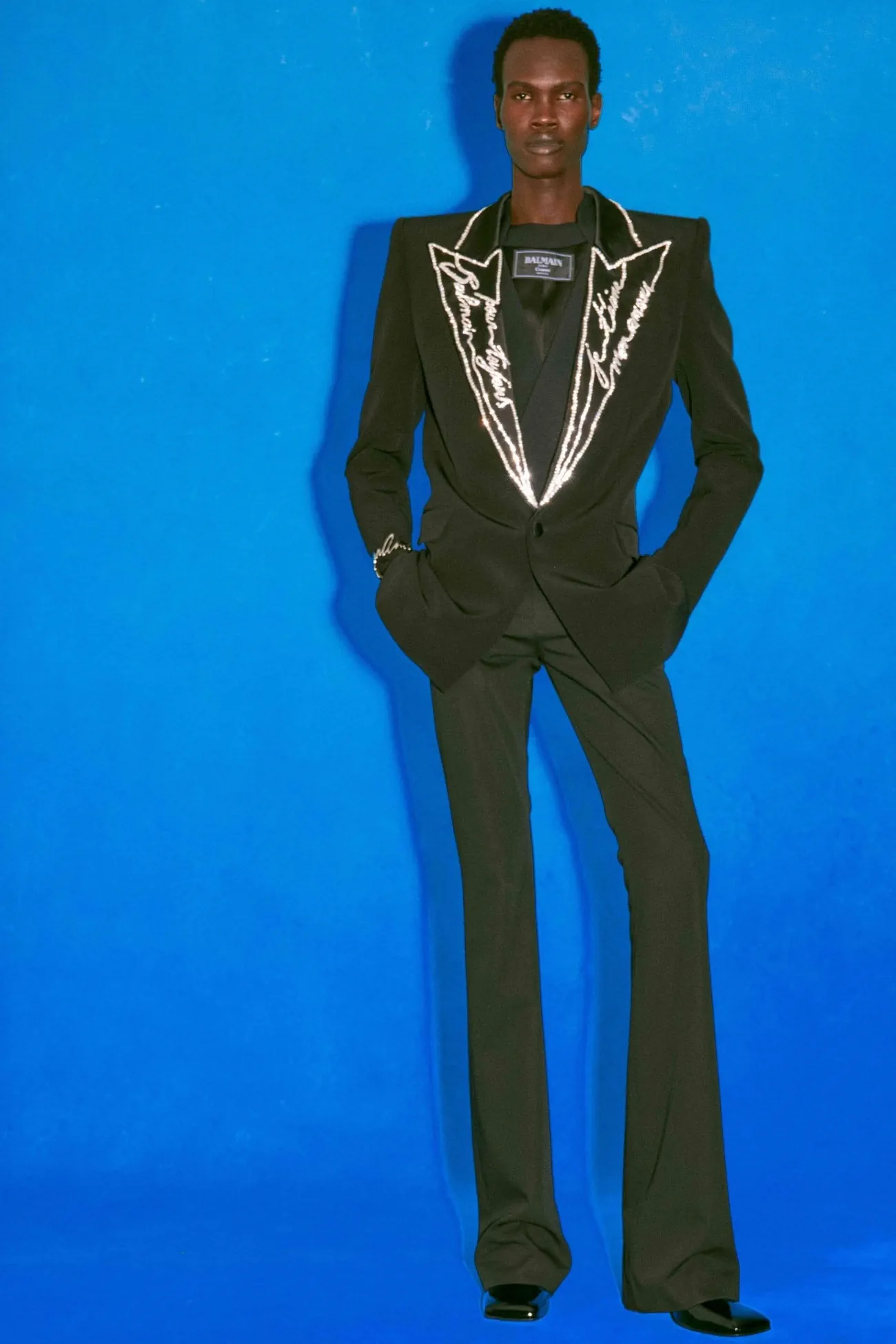 La collection Croisière 2025 de Balmain met en valeur l'héritage manuscrit d'Olivier Rousteing