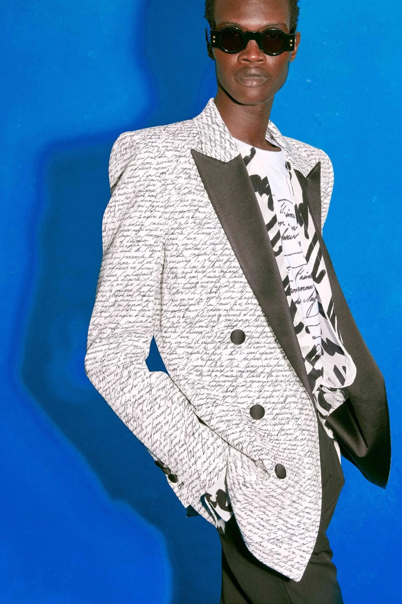 La collection Croisière 2025 de Balmain met en valeur l'héritage manuscrit d'Olivier Rousteing