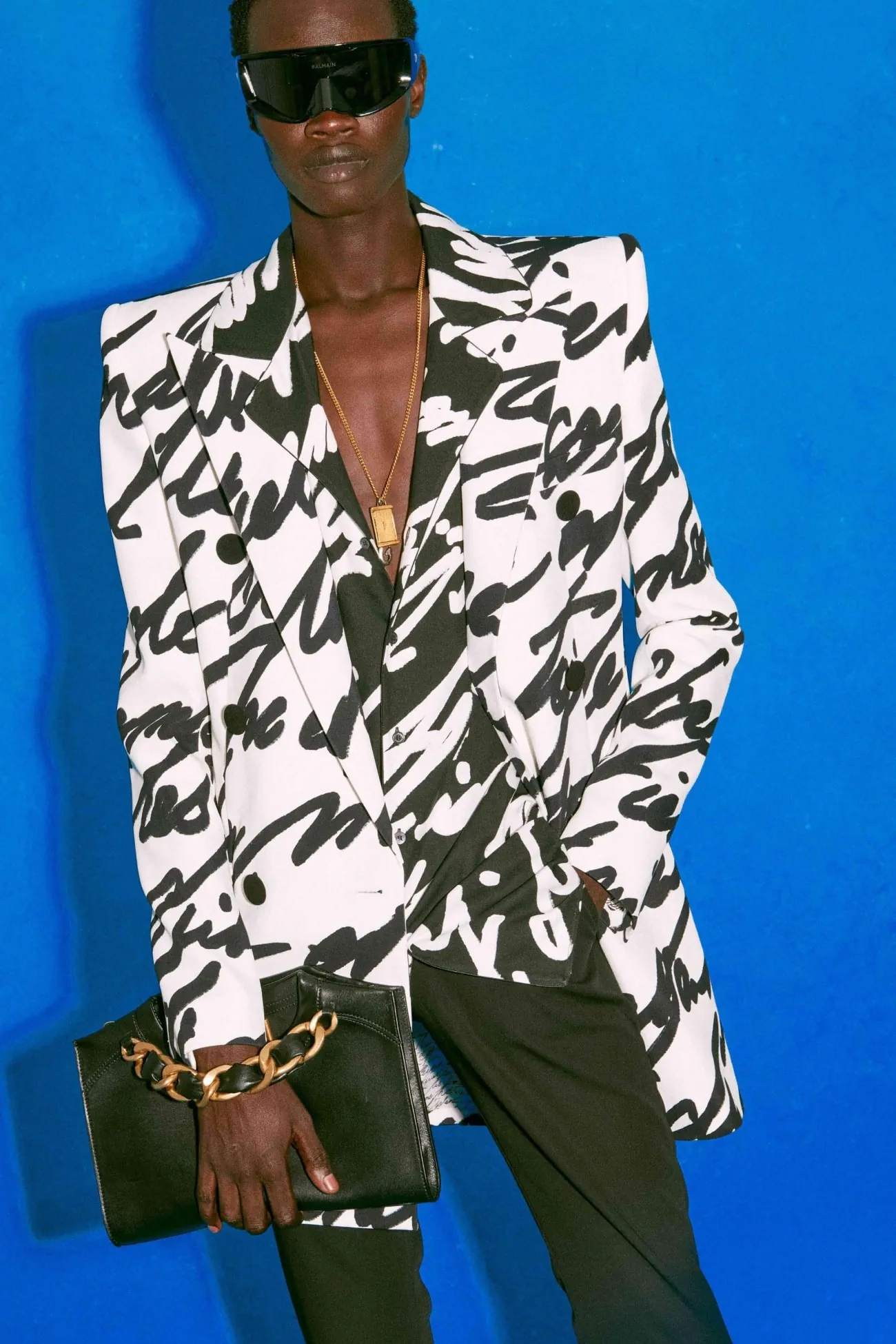 La collection Croisière 2025 de Balmain met en valeur l'héritage manuscrit d'Olivier Rousteing