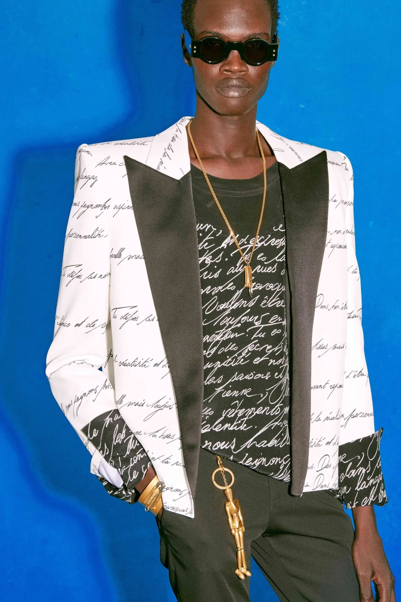 La collection Croisière 2025 de Balmain met en valeur l'héritage manuscrit d'Olivier Rousteing