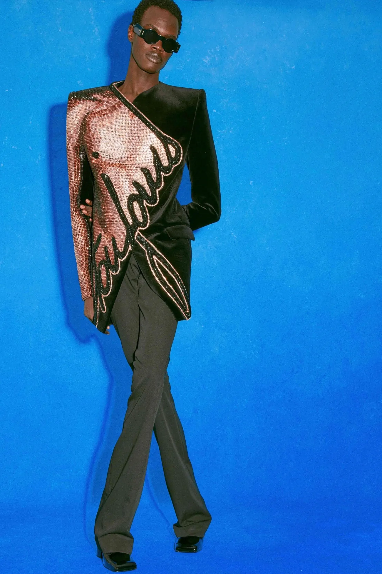 La collection Croisière 2025 de Balmain met en valeur l'héritage manuscrit d'Olivier Rousteing