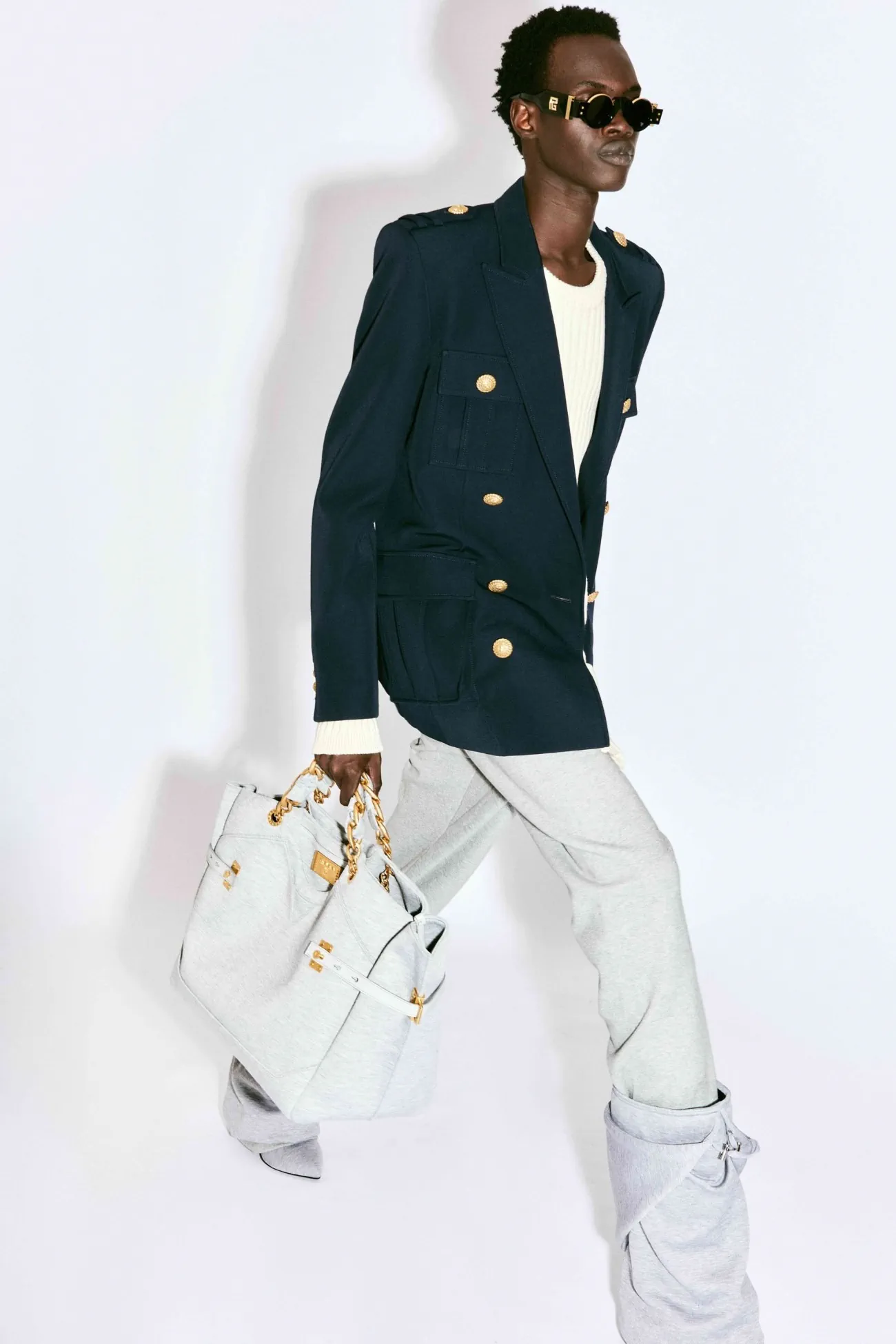 La collection Croisière 2025 de Balmain met en valeur l'héritage manuscrit d'Olivier Rousteing