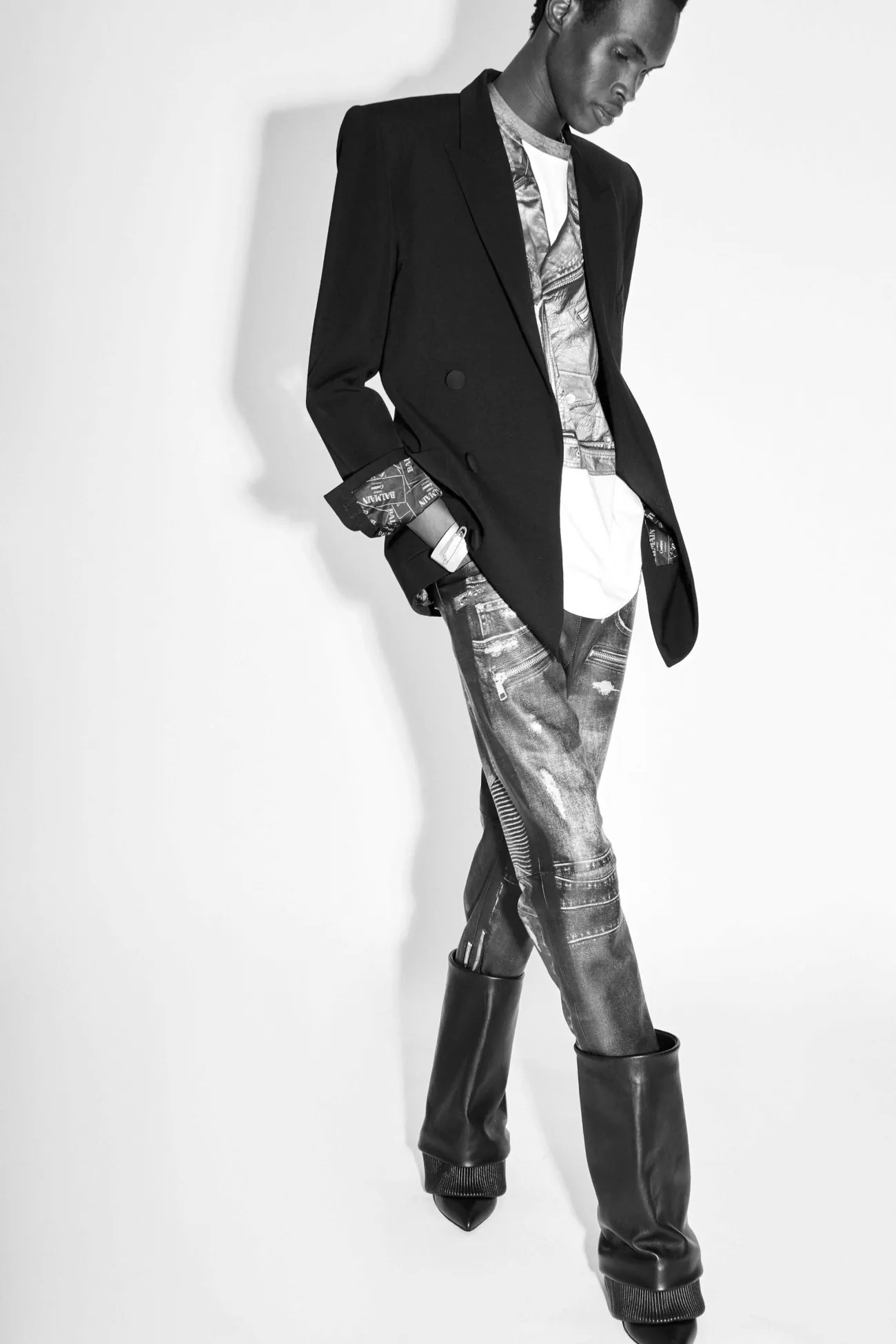 La collection Croisière 2025 de Balmain met en valeur l'héritage manuscrit d'Olivier Rousteing