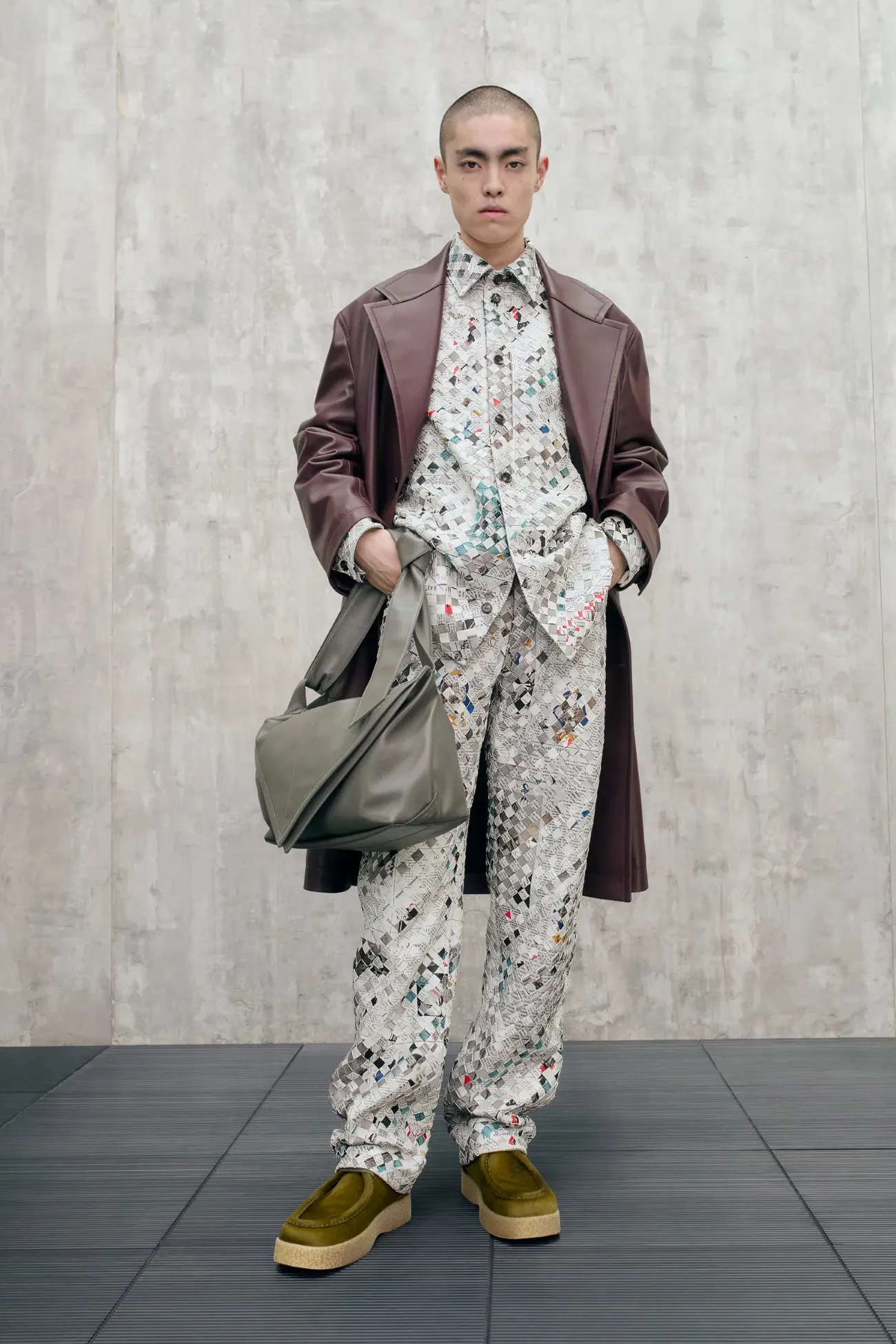 La collection croisière 2025 de Bottega Veneta apporte une touche ludique et raffinée à la mode masculine de luxe