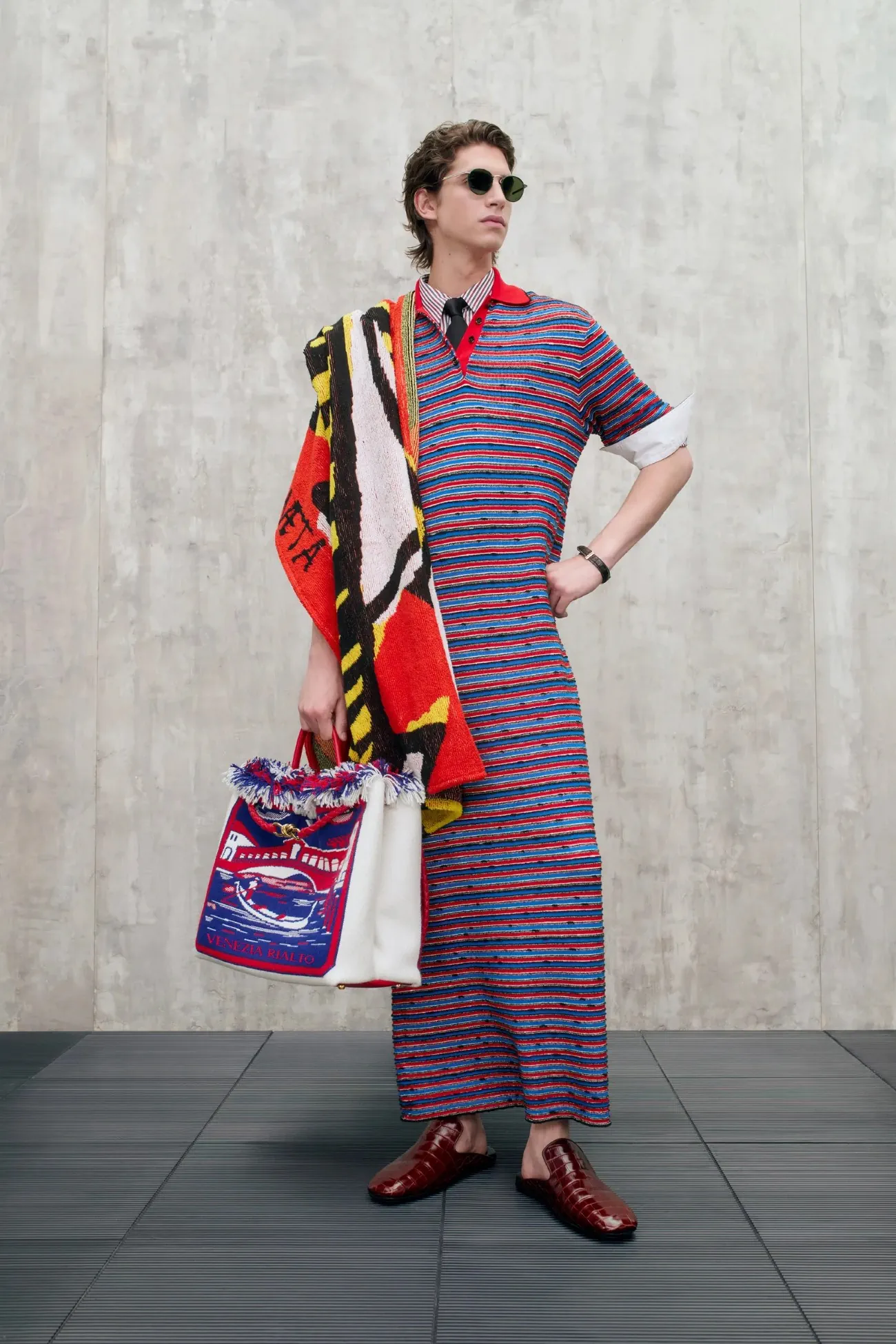 La collection croisière 2025 de Bottega Veneta apporte une touche ludique et raffinée à la mode masculine de luxe