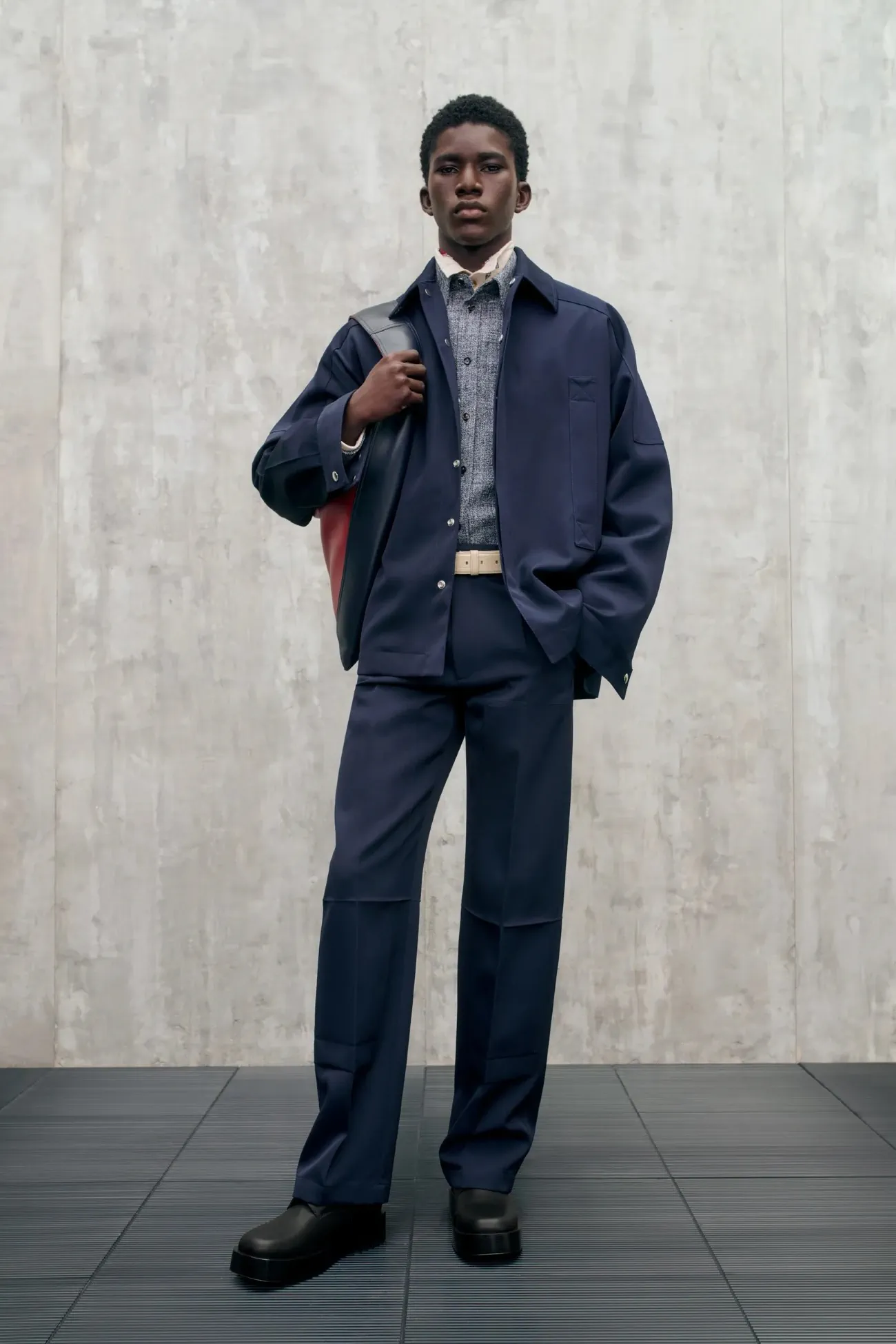 La collection croisière 2025 de Bottega Veneta apporte une touche ludique et raffinée à la mode masculine de luxe