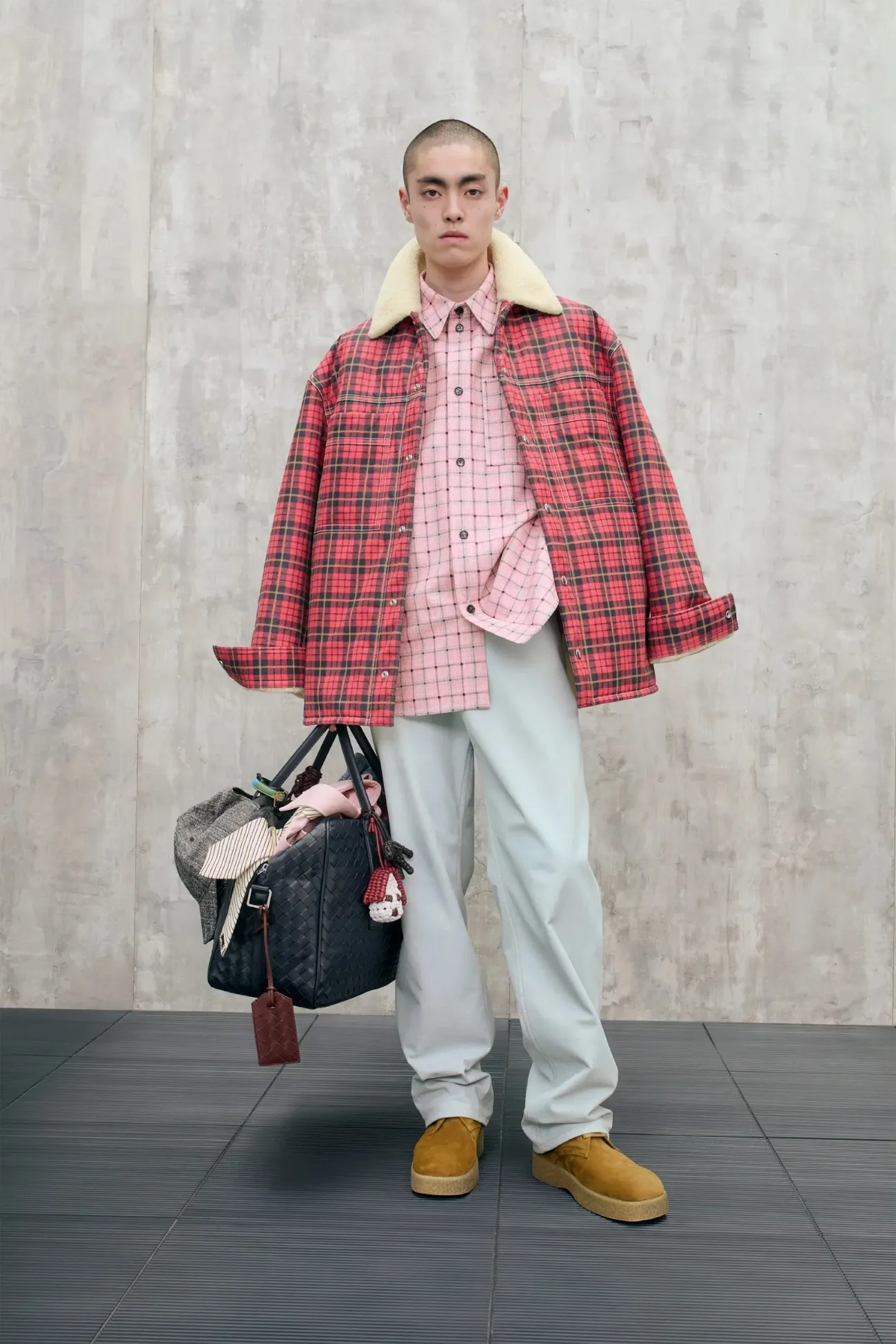 La collection croisière 2025 de Bottega Veneta apporte une touche ludique et raffinée à la mode masculine de luxe