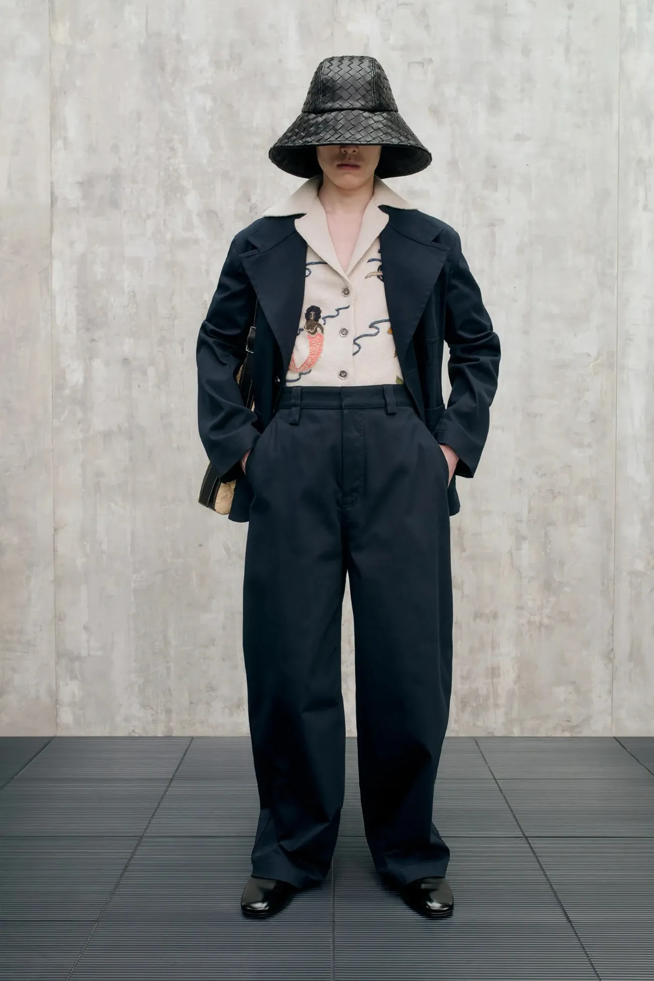 La collection croisière 2025 de Bottega Veneta apporte une touche ludique et raffinée à la mode masculine de luxe