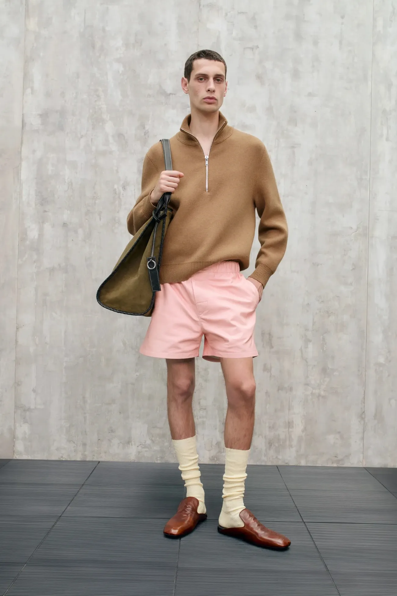 La collection croisière 2025 de Bottega Veneta apporte une touche ludique et raffinée à la mode masculine de luxe