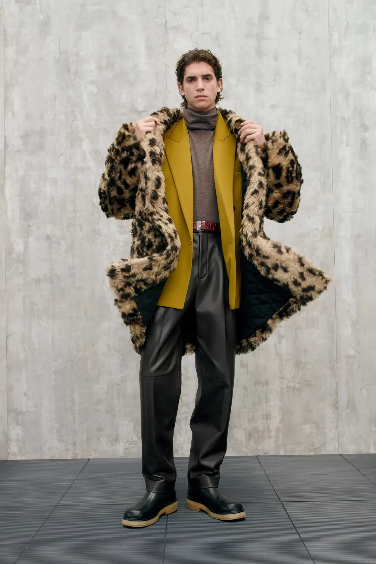 La collection croisière 2025 de Bottega Veneta apporte une touche ludique et raffinée à la mode masculine de luxe