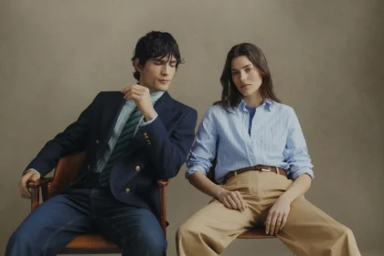 La campagne de fêtes de fin d’année 2024 de GANT met en scène des stars dans un hôtel de luxe