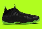 La Nike Air Foamposite One « Black Volt » apporte une énergie saisissante à l'héritage du basket-ball