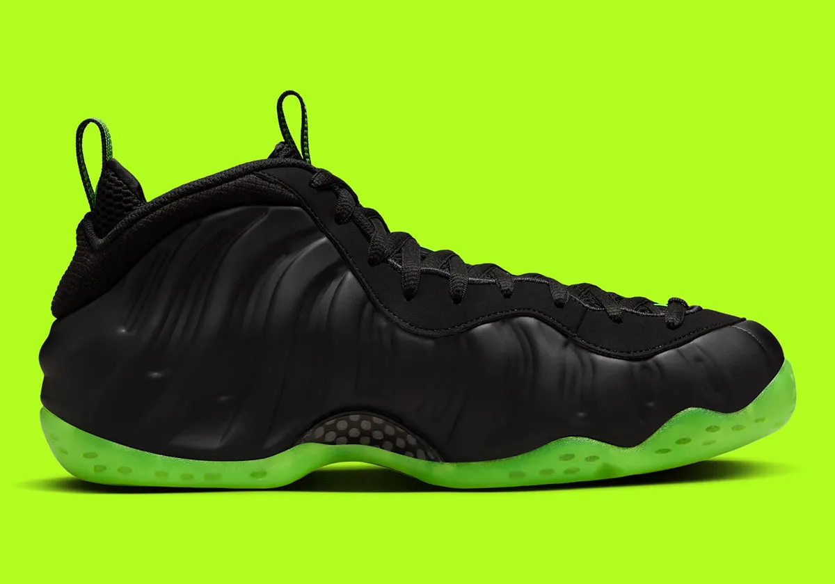 La Nike Air Foamposite One « Black Volt » apporte une énergie saisissante à l'héritage du basket-ball