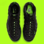 La Nike Air Foamposite One « Black Volt » apporte une énergie saisissante à l'héritage du basket-ball