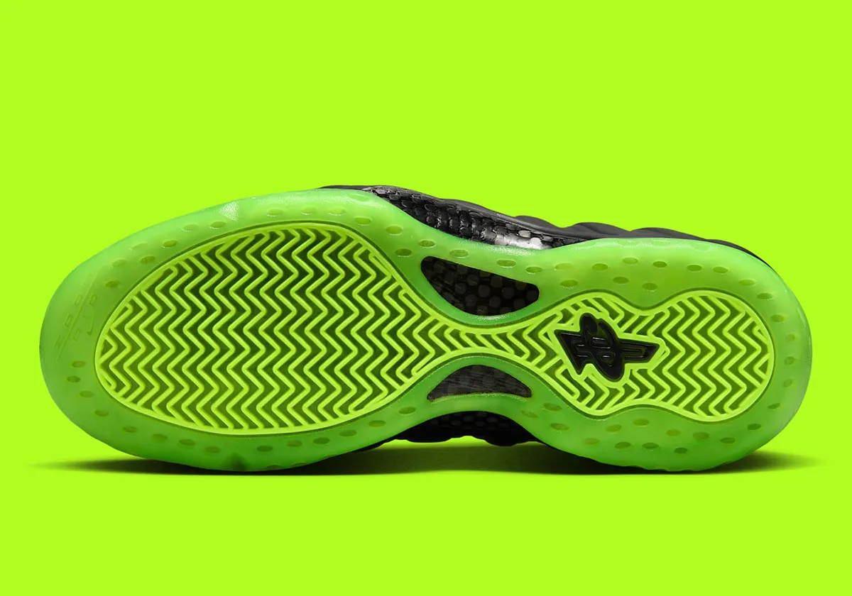 La Nike Air Foamposite One « Black Volt » apporte une énergie saisissante à l'héritage du basket-ball