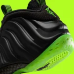 La Nike Air Foamposite One « Black Volt » apporte une énergie saisissante à l'héritage du basket-ball