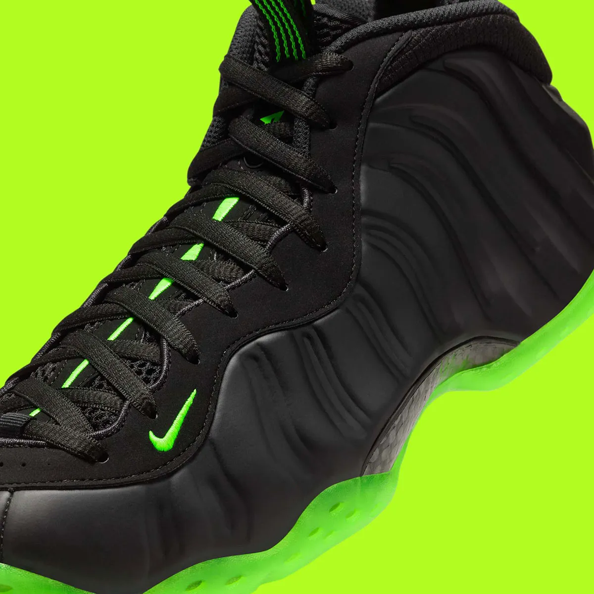 La Nike Air Foamposite One « Black Volt » apporte une énergie saisissante à l'héritage du basket-ball