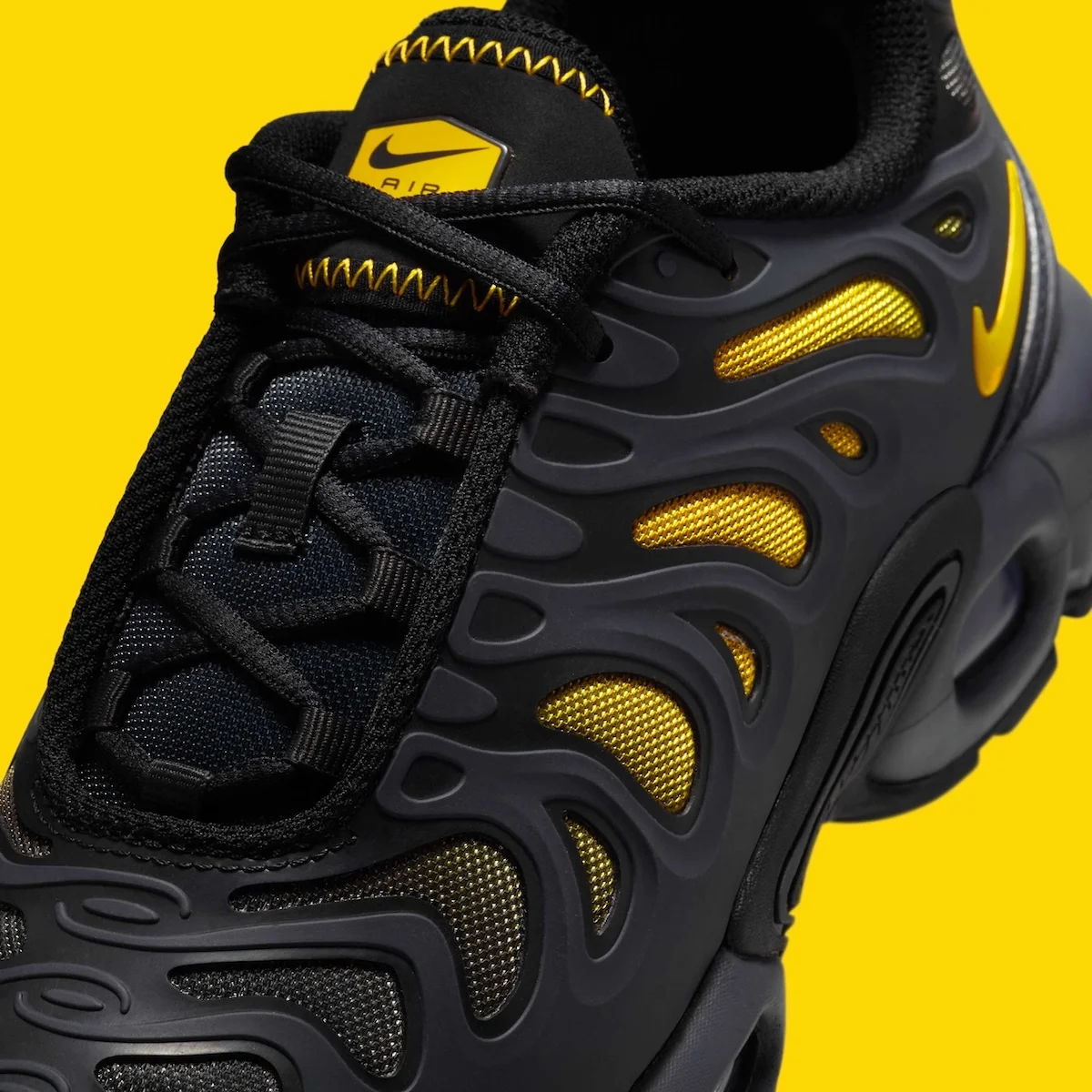La Nike Air Max Plus Drift « Batman » apporte le style du chevalier noir aux sneakers