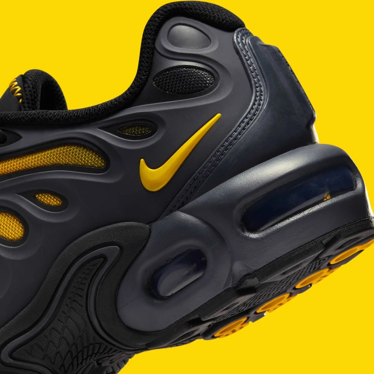 La Nike Air Max Plus Drift Batman Apporte Le Style Du Chevalier Noir Aux Sneakers ESSENTIAL HOMME