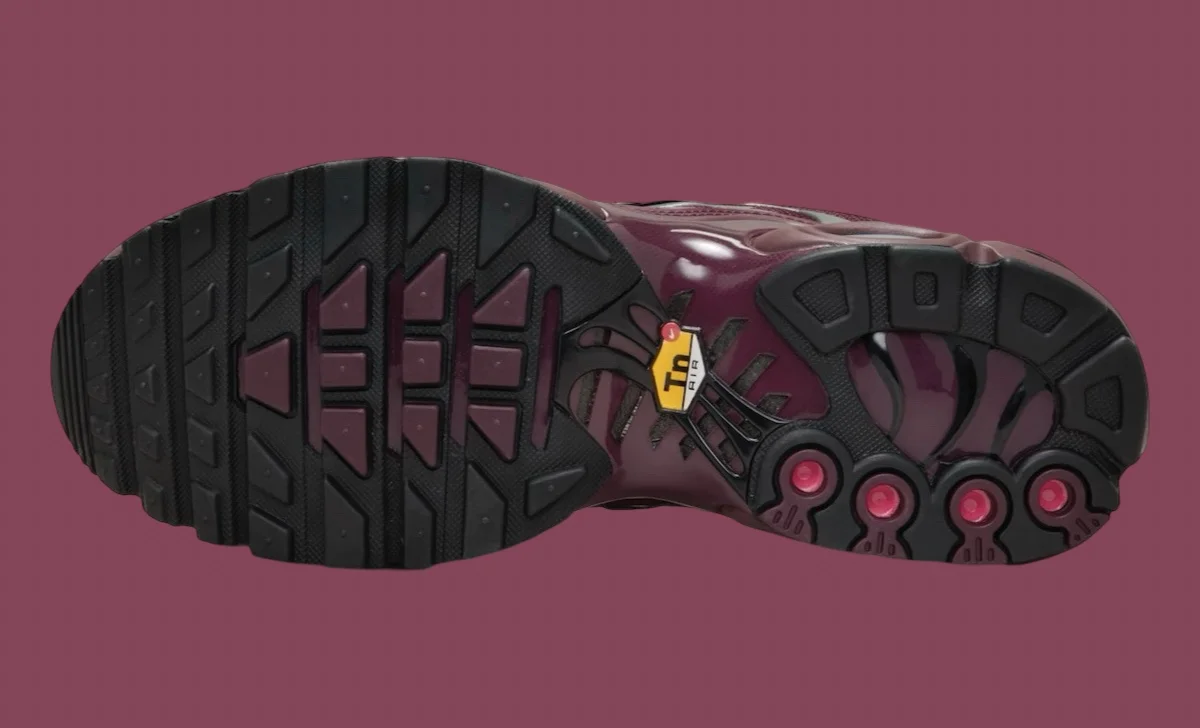 La Nike Air Max Plus « Night Maroon » apporte du style à vos foulées