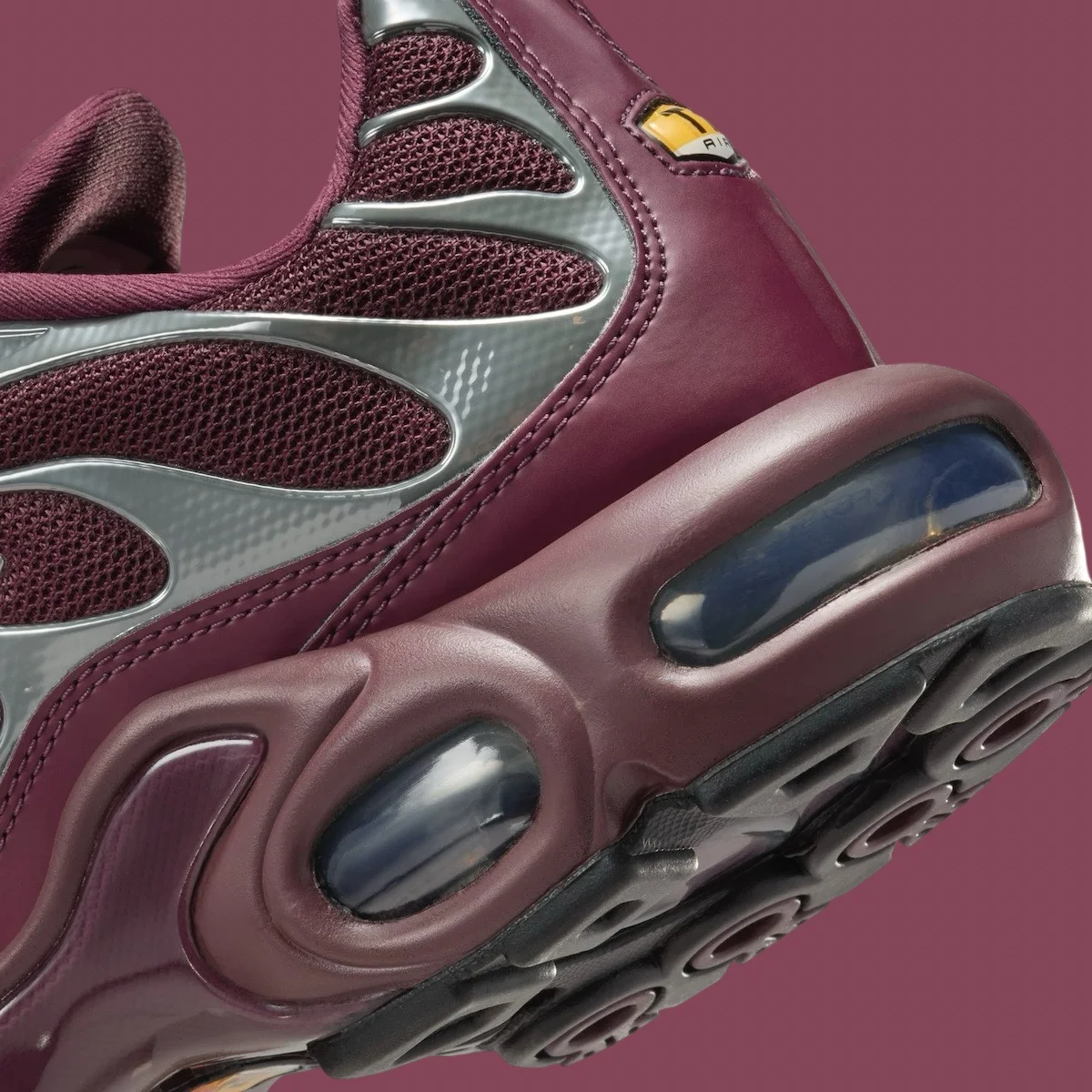 La Nike Air Max Plus « Night Maroon » apporte du style à vos foulées