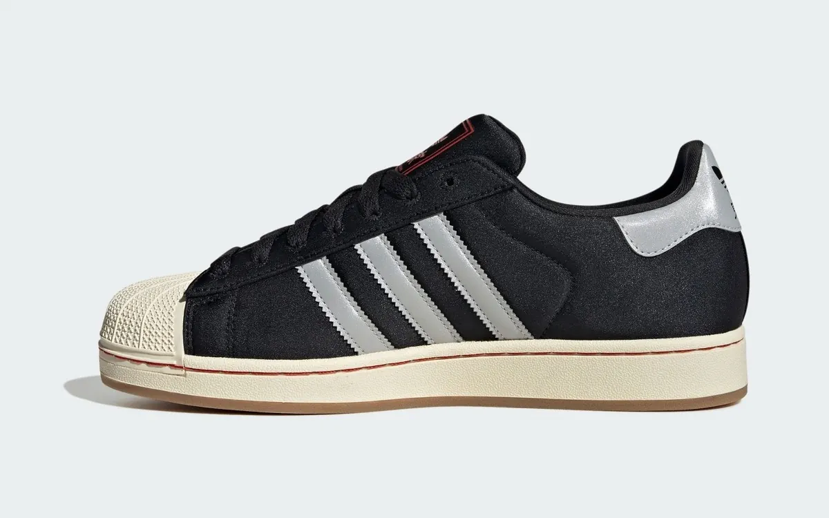 La Superstar « Tokyo Sukajan » d'adidas fait entrer la culture de la rue japonaise au monde des baskets