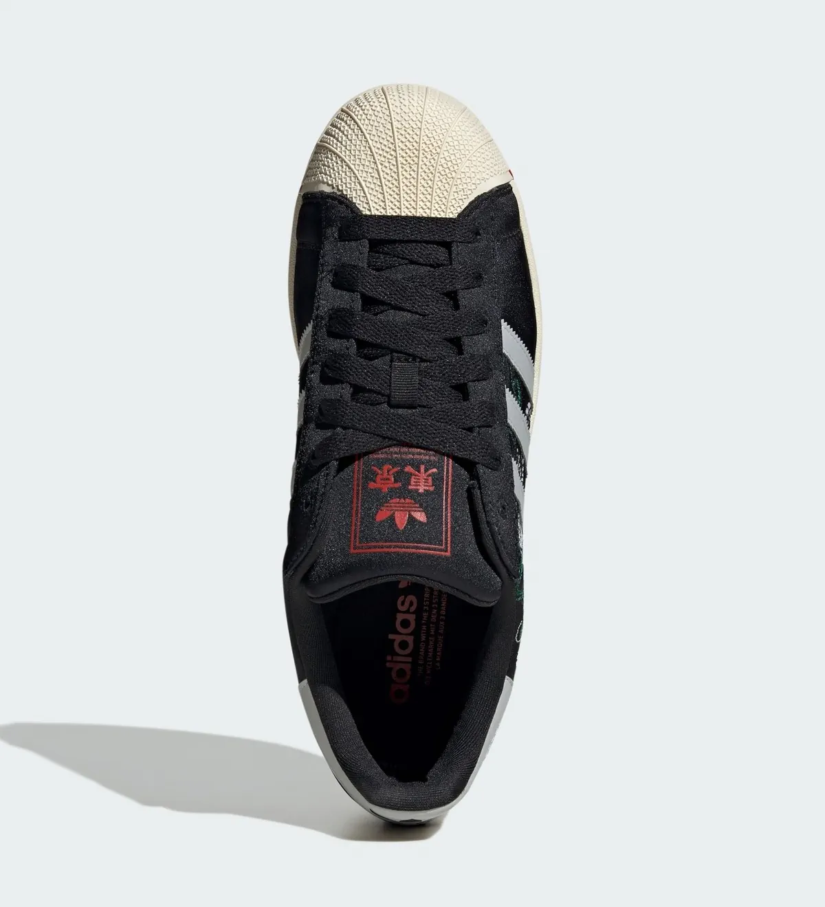 La Superstar « Tokyo Sukajan » d'adidas fait entrer la culture de la rue japonaise au monde des baskets