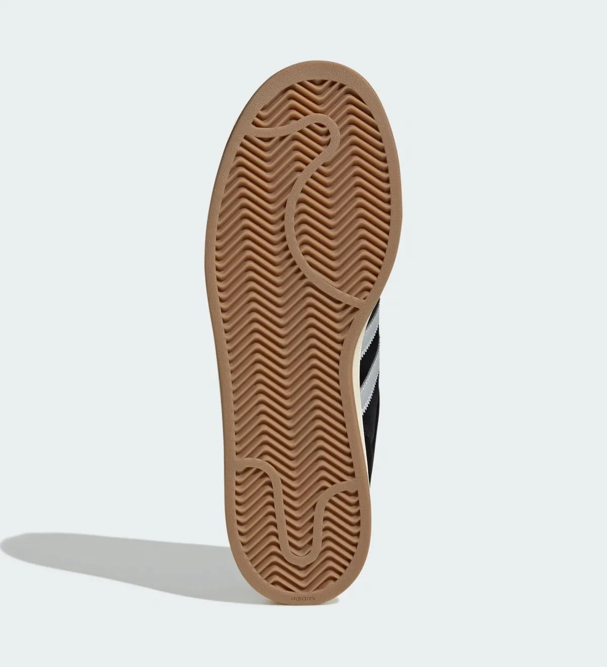 La Superstar « Tokyo Sukajan » d'adidas fait entrer la culture de la rue japonaise au monde des baskets