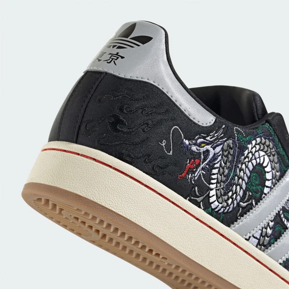 La Superstar « Tokyo Sukajan » d'adidas fait entrer la culture de la rue japonaise au monde des baskets