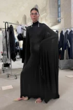 Balenciaga automne 2025 transforme l'ordinaire en extraordinaire