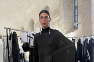 Balenciaga automne 2025 transforme l'ordinaire en extraordinaire