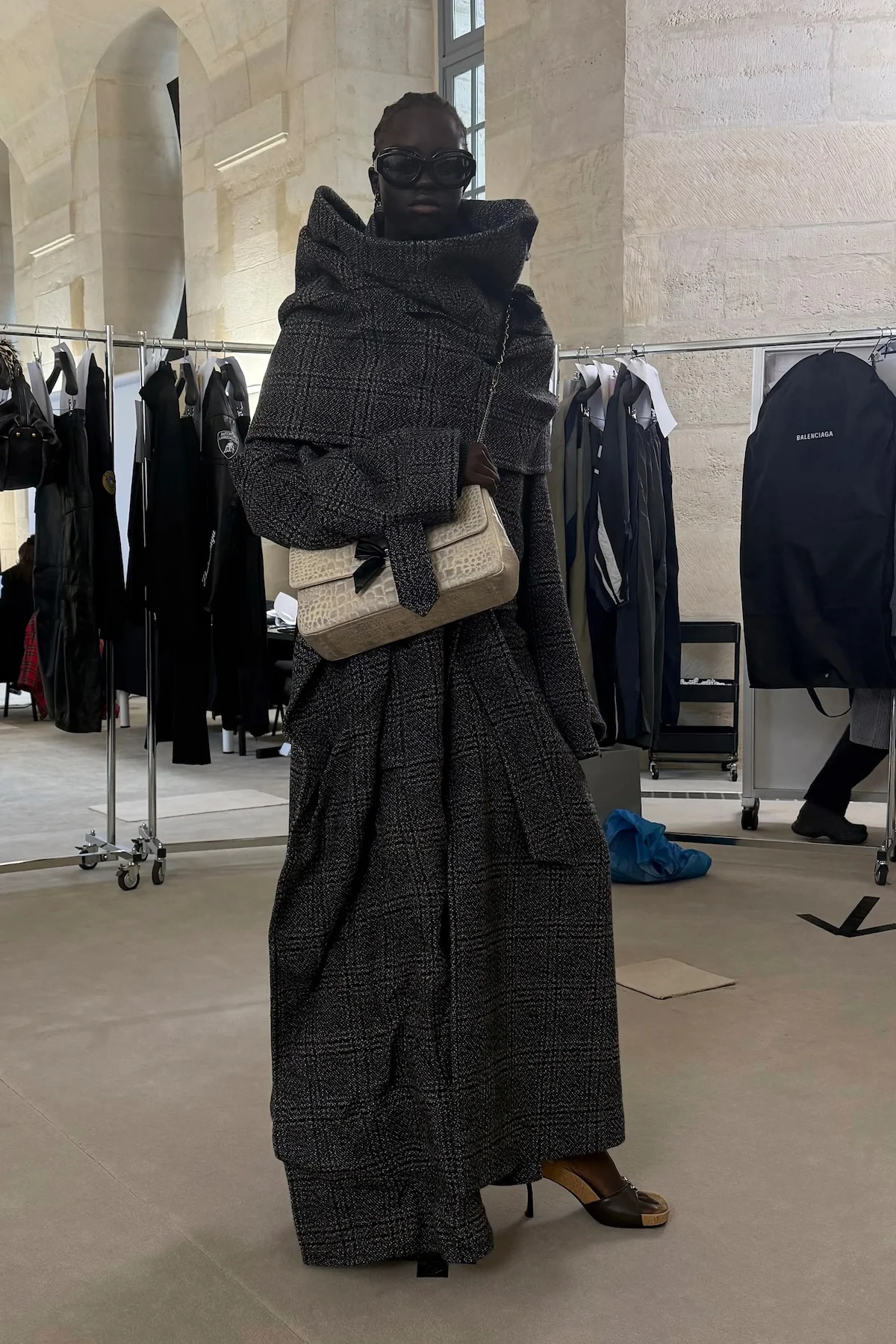 Balenciaga automne 2025 transforme l'ordinaire en extraordinaire