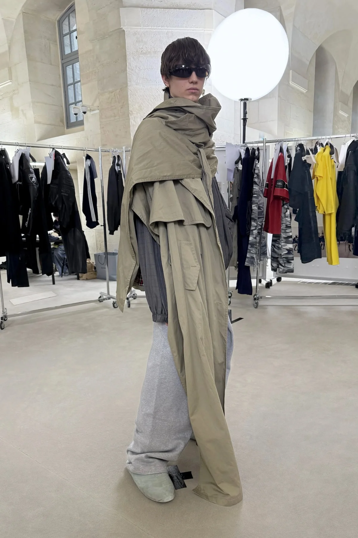 Balenciaga automne 2025 transforme l'ordinaire en extraordinaire