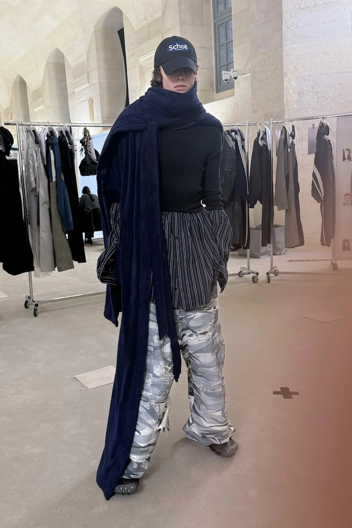Balenciaga automne 2025 transforme l'ordinaire en extraordinaire