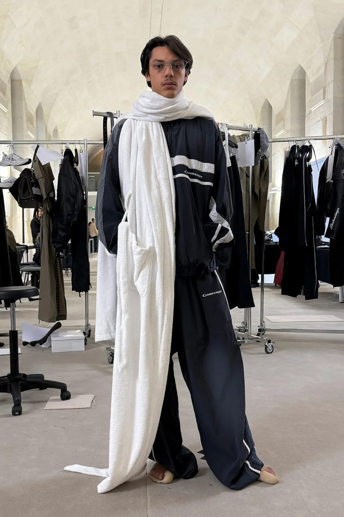 Balenciaga automne 2025 transforme l'ordinaire en extraordinaire