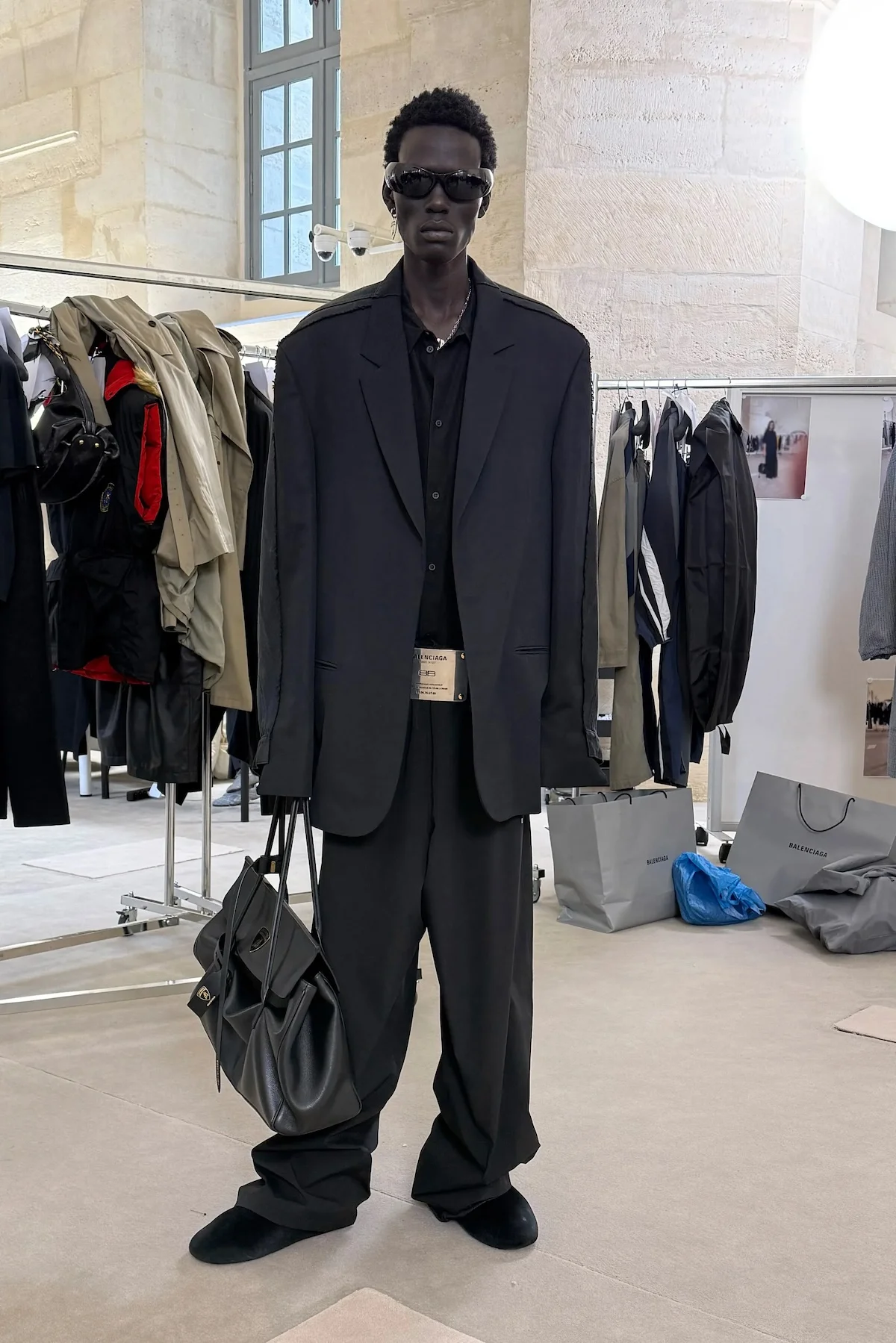 Balenciaga automne 2025 transforme l'ordinaire en extraordinaire