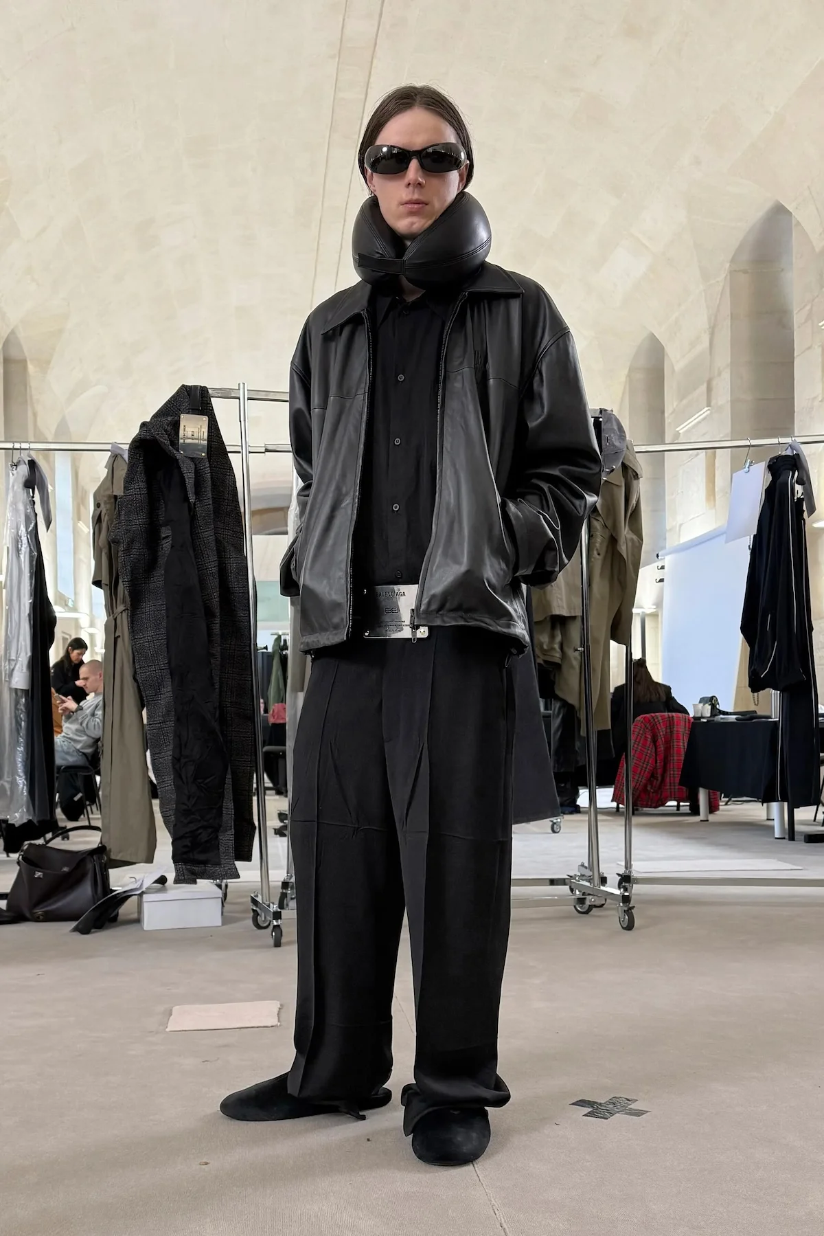 Balenciaga automne 2025 transforme l'ordinaire en extraordinaire
