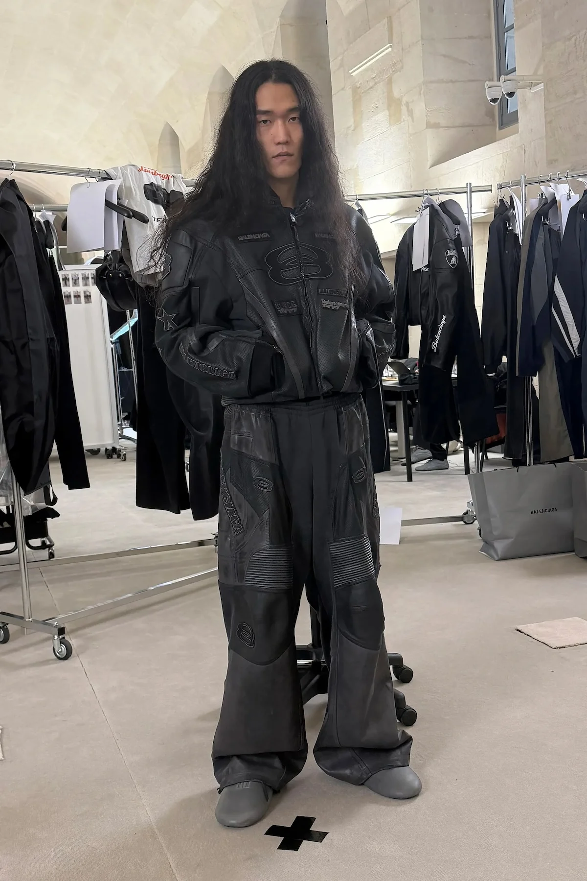 Balenciaga automne 2025 transforme l'ordinaire en extraordinaire