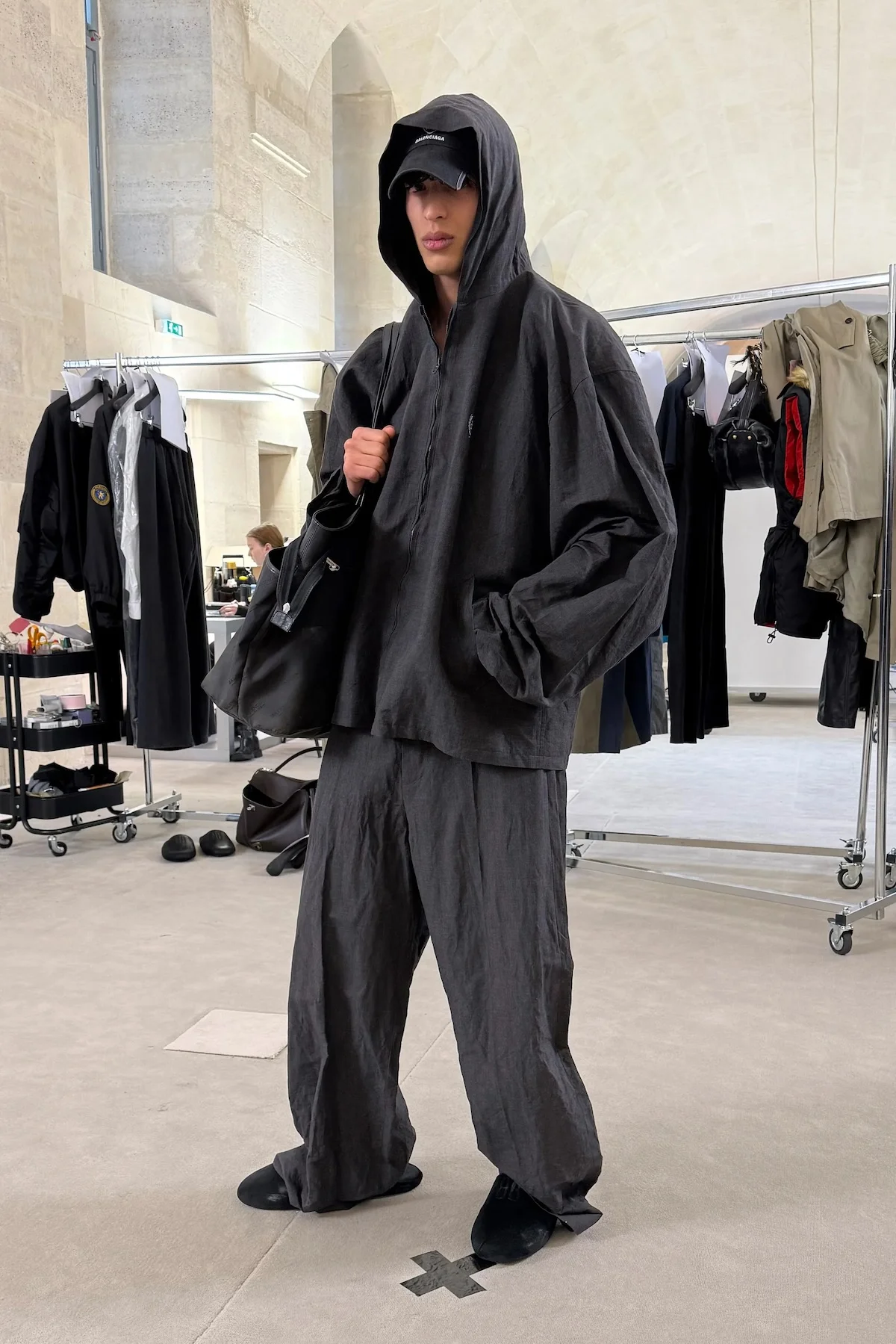 Balenciaga automne 2025 transforme l'ordinaire en extraordinaire
