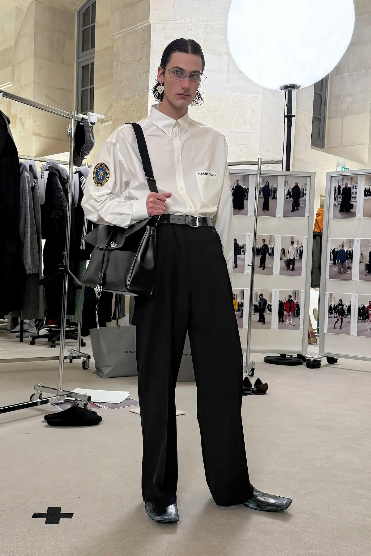Balenciaga automne 2025 transforme l'ordinaire en extraordinaire